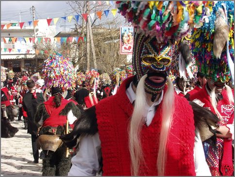 Ένα από τα παλαιότερα έθιμα που έχει μεταφερθεί και γιορτάζεται μέχρι σήμερα αναλλοίωτο κατά τις απόκριες στον Σοχό της Θεσσαλονίκης, είναι οι «Κουδουνοφόροι». Σύμφωνα με το έθιμο τραγόμορφοι καρναβαλιστές ξεχύνονται και χορεύουν σε δρόμους και πλατείες. Σημαντική είναι και η θέση του εθίμου των μετανοιών κατά το οποίο σύμφωνα με την παράδοση οι μεγαλύτεροι δίνουν άφεση αμαρτιών στους μικρότερους. Οι νέοι τους φιλούν το χέρι, προσφέροντας τους ένα πορτοκάλι. Παράλληλα, με τις εκδηλώσεις γίνεται και ένας παραδοσιακός γάμος που αναβιώνει ως παρωδία γαμήλιας τελετής την Κυριακή της Αποκριάς.