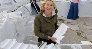 «Στο λευκό της Τήνου, η καρδιά του Πύργου»